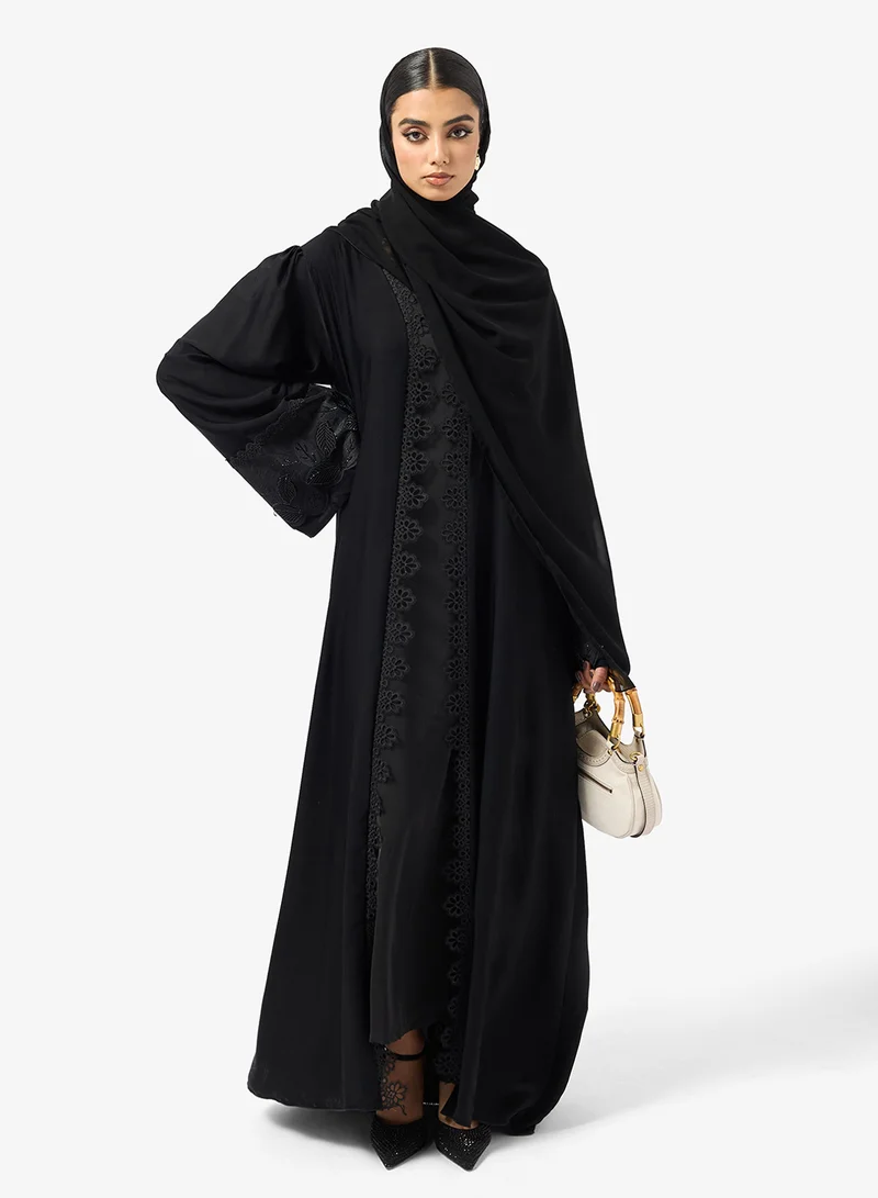 هيا كلوزيت عباية مفتوحة بتفاصيل دانتيل زهري